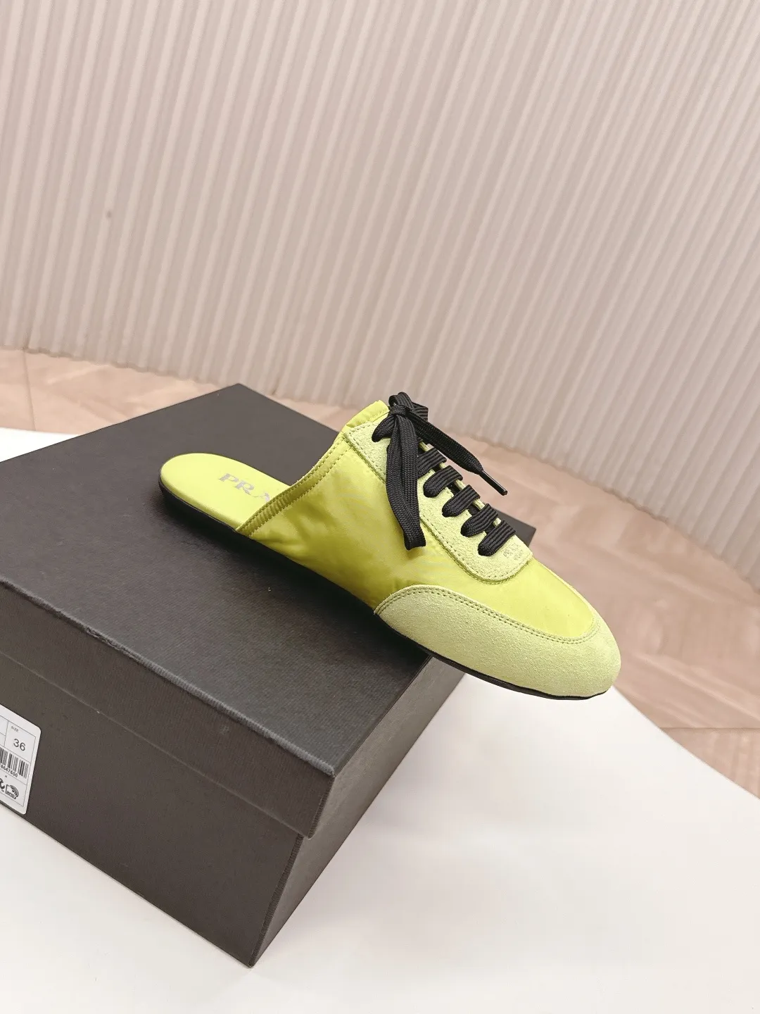 👟👟Ex-factory price 480👟👟 New color half-flop Prada Collapse recycled nylon and suede leather stretch half-flop 2025 spring and summer latest catwalk model Forrest Gump slippers Fashion item thin casual slippers This extremely lightweight sports shoe is made of recycled nylon and suede leather to create a three-dimensional shoe shape. The mixed materials highlight Prada's sports style and exquisite craftsmanship soul. The flat bottom design and elastic side cuffs make it easy to put on and take off with ease. The upper is decorated with a screen-printed logo ● Thin rubber sole · Removable leather insole upper, a casual shoe that is light, easy to wear and practical, with an original molded rubber outsole! Encounter a variety of colors combined with Forrest Gump shapes and iconic details such as Prada regenerated nylon to interpret a new style. Size: Women’s size. 35～39# 40.41